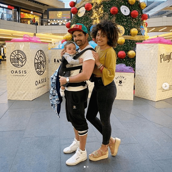 Ferdinando Valencia está disfrutando de la temporada festiva desde las calles de la Ciudad de México. El actor publicó en
<b><a href="https://www.instagram.com/p/B5RU5REh5ZK/" target="_blank">Instagram</a></b> una foto junto a su pareja Brenda Kellerman y su hijo Tadeo junto al árbol navideño de un centro comercial.