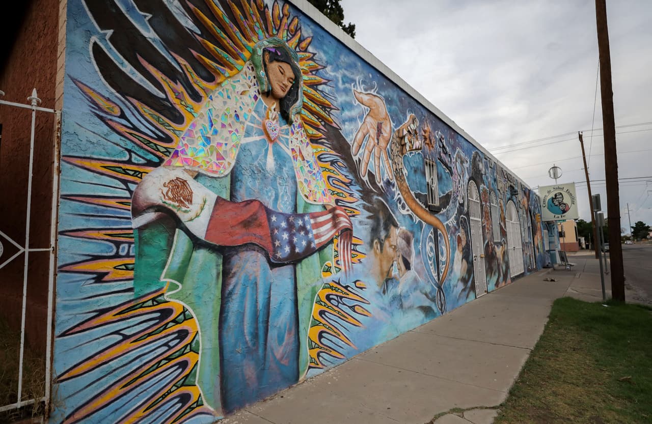 Un mural en El Paso, Texas, muestra a la virgen de Guadalupe con las banderas de México y Estados Unidos. El responsable de la masacre, Patrick Crusius, condujo más de mil kilómetros para cometer el atentado, cuyo objetivo, según dice un manifiesto que se le atribuye, era "matar mexicanos".