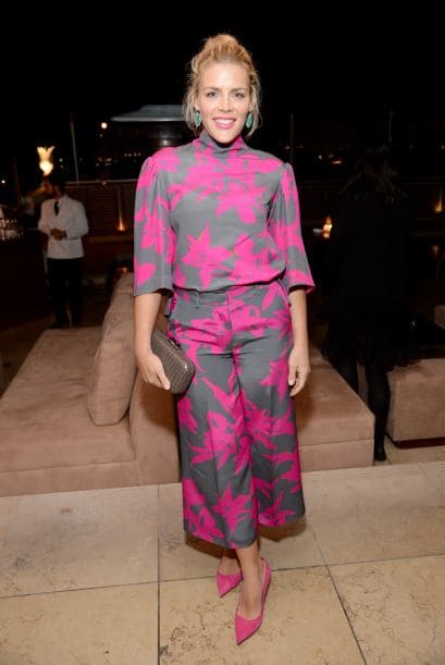 Y si prefieres no llamar tanto la atención, úsalo con un color neutro como el gris o como parte de un conjunto estampado.