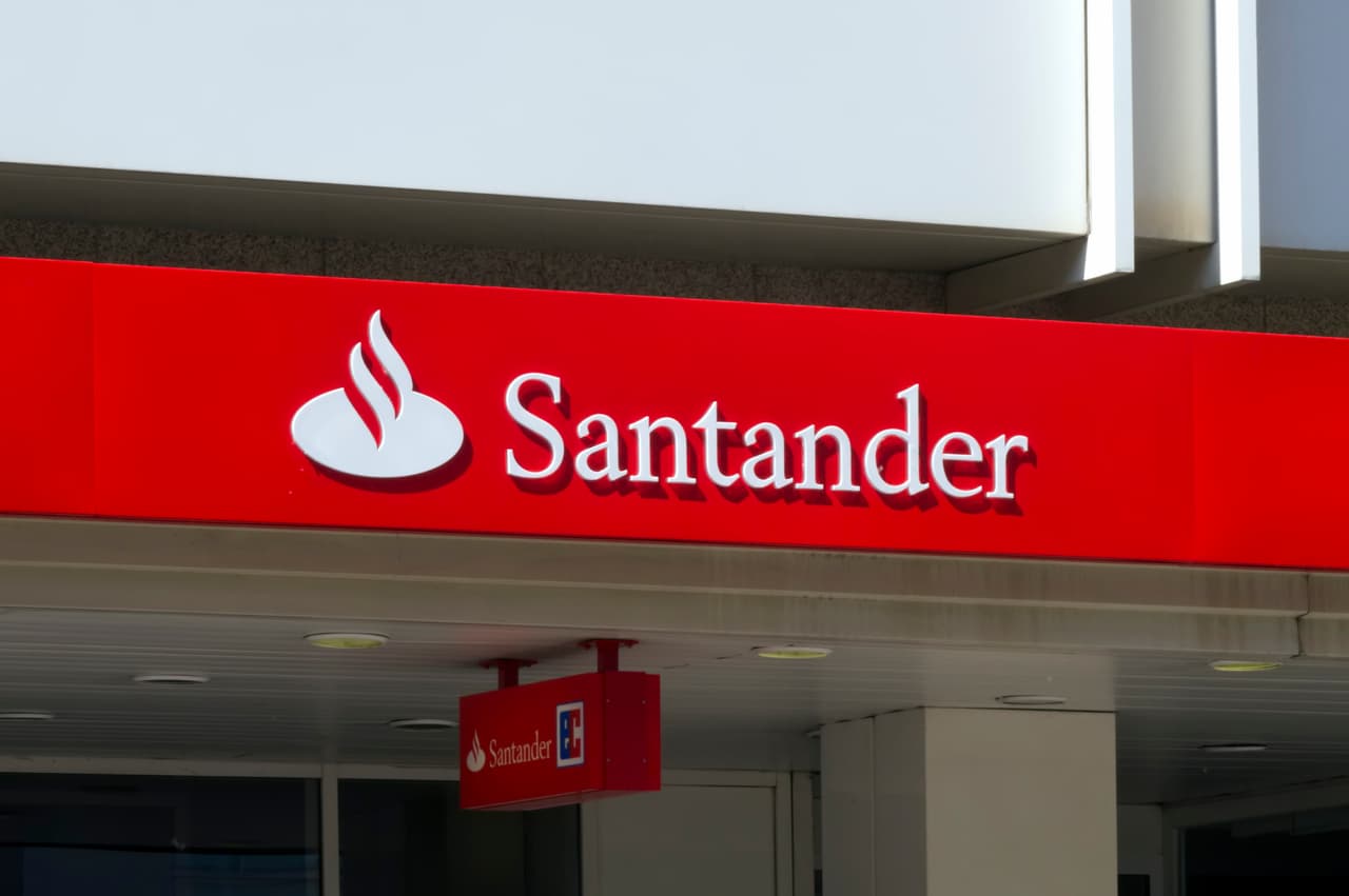 <b>Banco Santander.</b>
<br>
<br>Esta empresa aumentó su salario mínimo por hora a 15 dólares en 2018.
<br>
<br>“Nuestra gente es nuestro mayor activo (...) tenemos un compromiso de larga data de invertir en nuestros empleados y pagarles de manera justa y competitiva”, dijo Scott Powell, entonces director general de este banco,
<a href="https://employeebenefits.co.uk/issues/february-2018/santander-pay-increase-us-staff/"><u>en un comunicado</u></a>.
