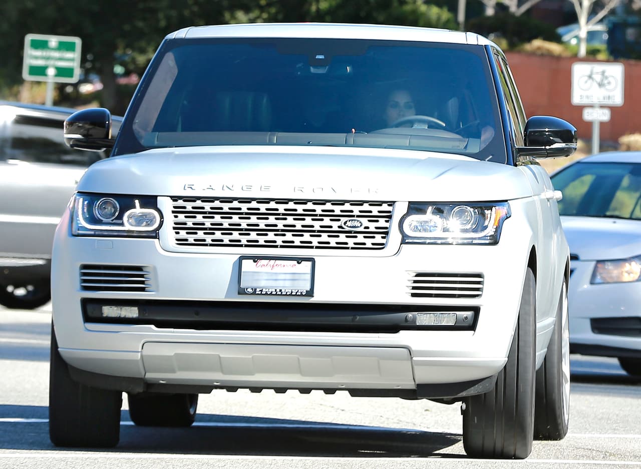 Kim Kardashian salió de paseo por Calabasas en su camioneta.