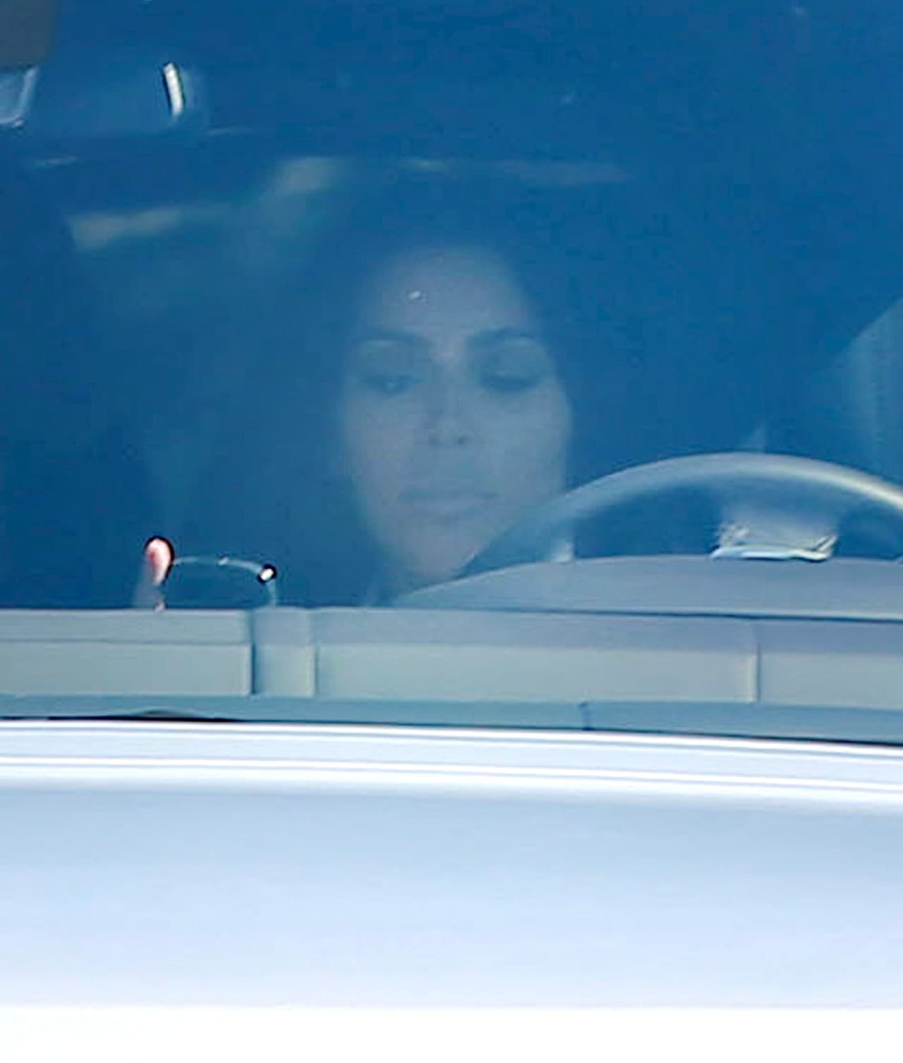 OMG! Kim comenzó a escribir mensajes en su celular, mientras su camioneta seguía en movimiento.