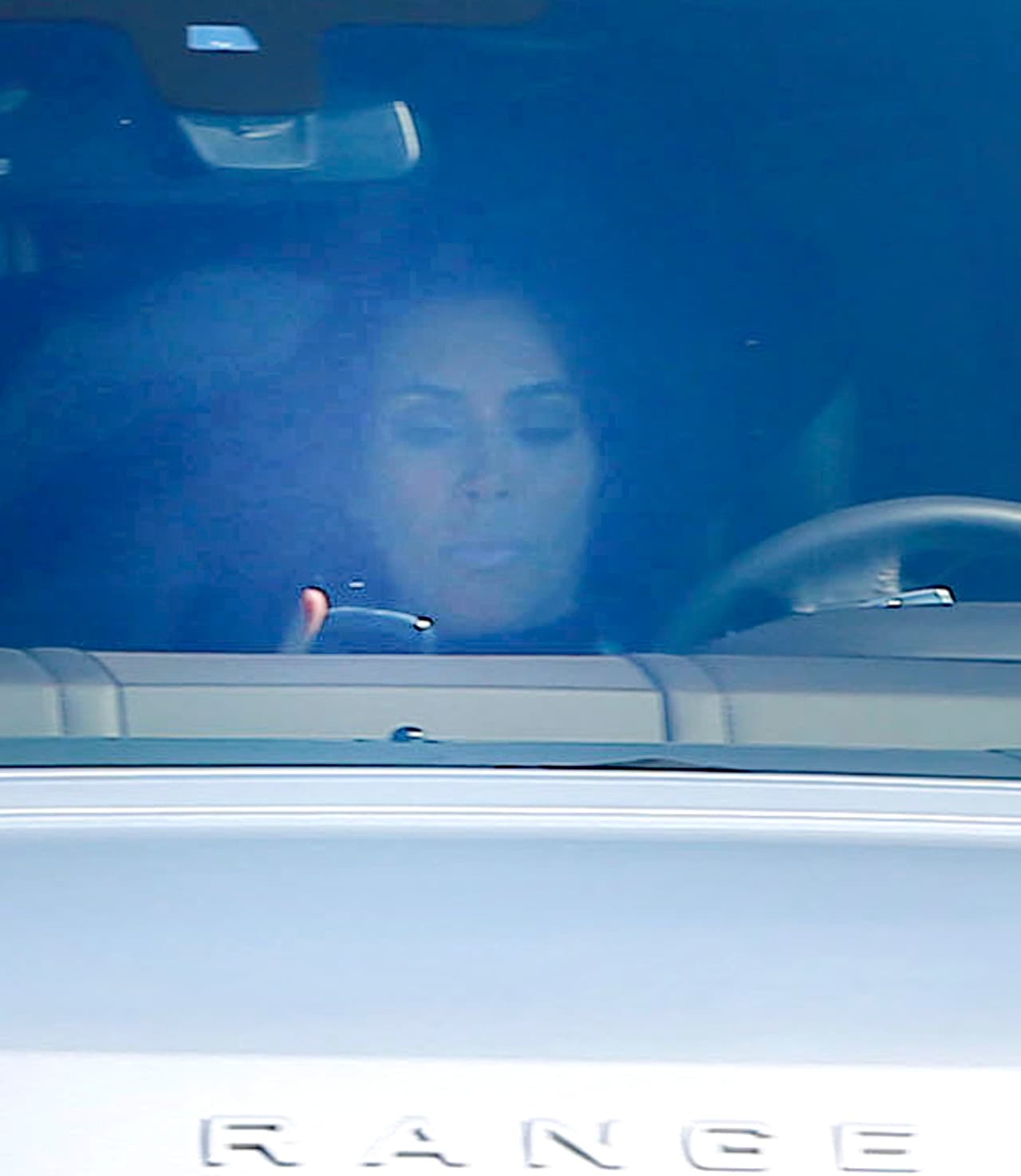 La estrella de televisión no prestaba atención al camino pues estaba muy entretenida con su teléfono.