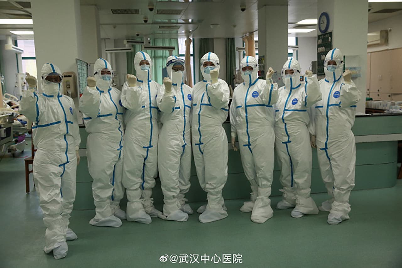 El personal médico del Hospital Central de Wuhan viste un traje que los mantiene a salvo del contagioso coronavirus.