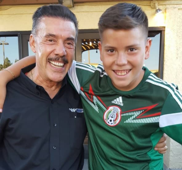 Sin embargo, hace algunos años, previo a la muerte de Jenni, se descubrió que 'El patriarca' del regional mexicano tuvo un hijo fuera del matrimonio. Se trata del niño Juan Carlos Rivera, hijo que procreó con la joven Éricka Suárez. El pequeño nació cuando don Pedro tenía 58 años de edad.