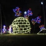 Este evento es un recorrido en automóvil de más de una milla por pantallas iluminadas, muchas de las cuales están animadas.