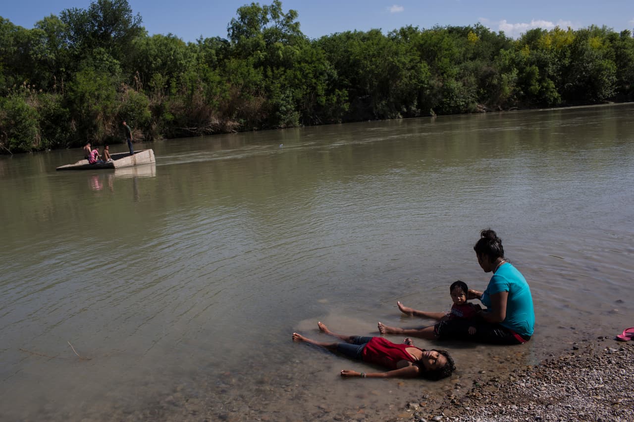 Algunos se refrescan en el Río Bravo (o Río Grande como se conoce como en Estados Unidos), cerca de Nuevo Laredo, en Tamaulipas, México. 25 de marzo de 2017.