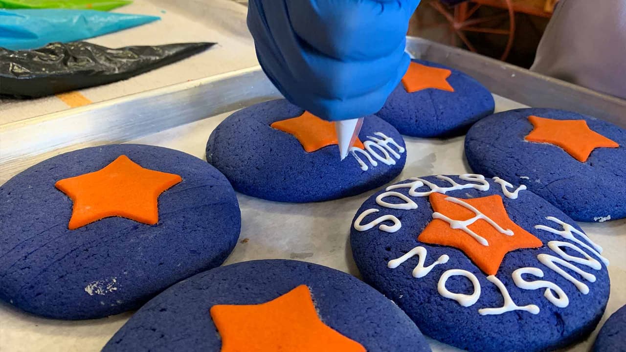 Con mucho cuidado comienza el proceso para decorarlas y lo hacen las manos de una experta que por cierto tiene muy buen pulso.