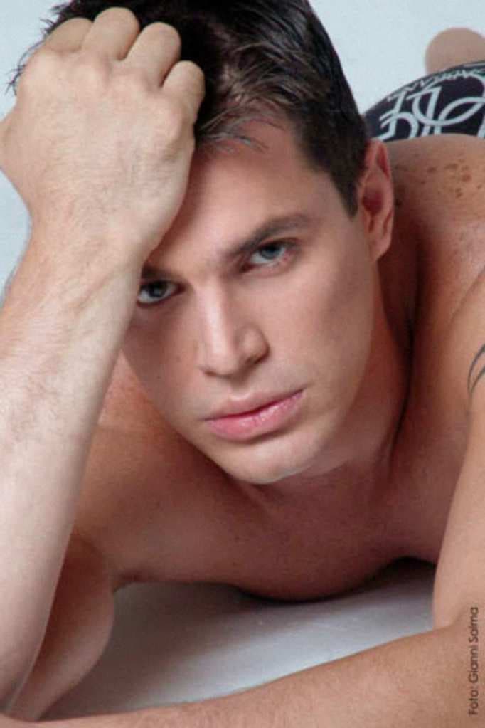 Se le da naturalmente el modelar.