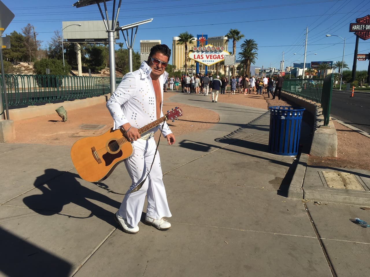 Un actor callejero que interpreta a Elvis Presley recorre las calles del bulevar más transitado de Las Vegas, no quiere hablar de la masacre que ocurrió a unas cuadras de allí.