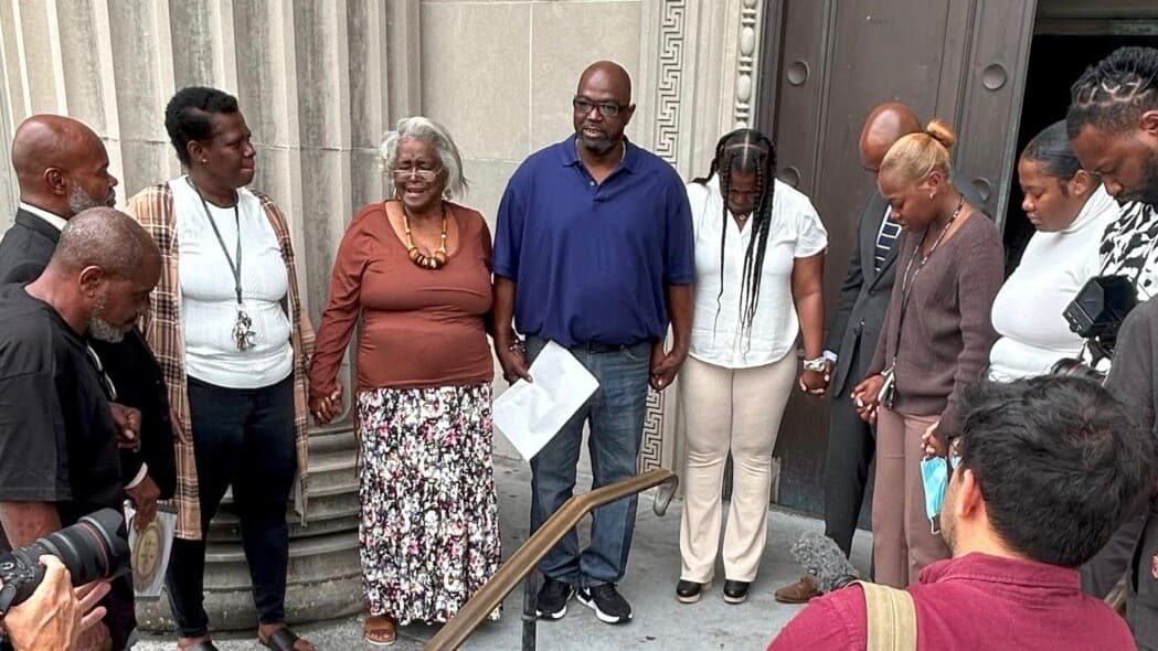 Lo condenaron hace 29 años por una violación que no cometió: la propia víctima lo ayudó a salir de prisión