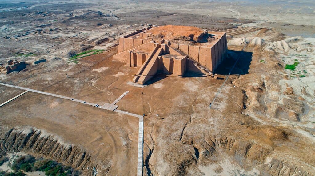 Poco después del encuentro con al-Sistani en Nayaf, el Papa visitó la antigua ciudad de Ur, cuna de Abraham, el patriarca bíblico venerado tanto por cristianos como por musulmanes y judíos. En la imagen se aprecia el sitio arqueológico de Ur, de 6,000 años de antigüedad.