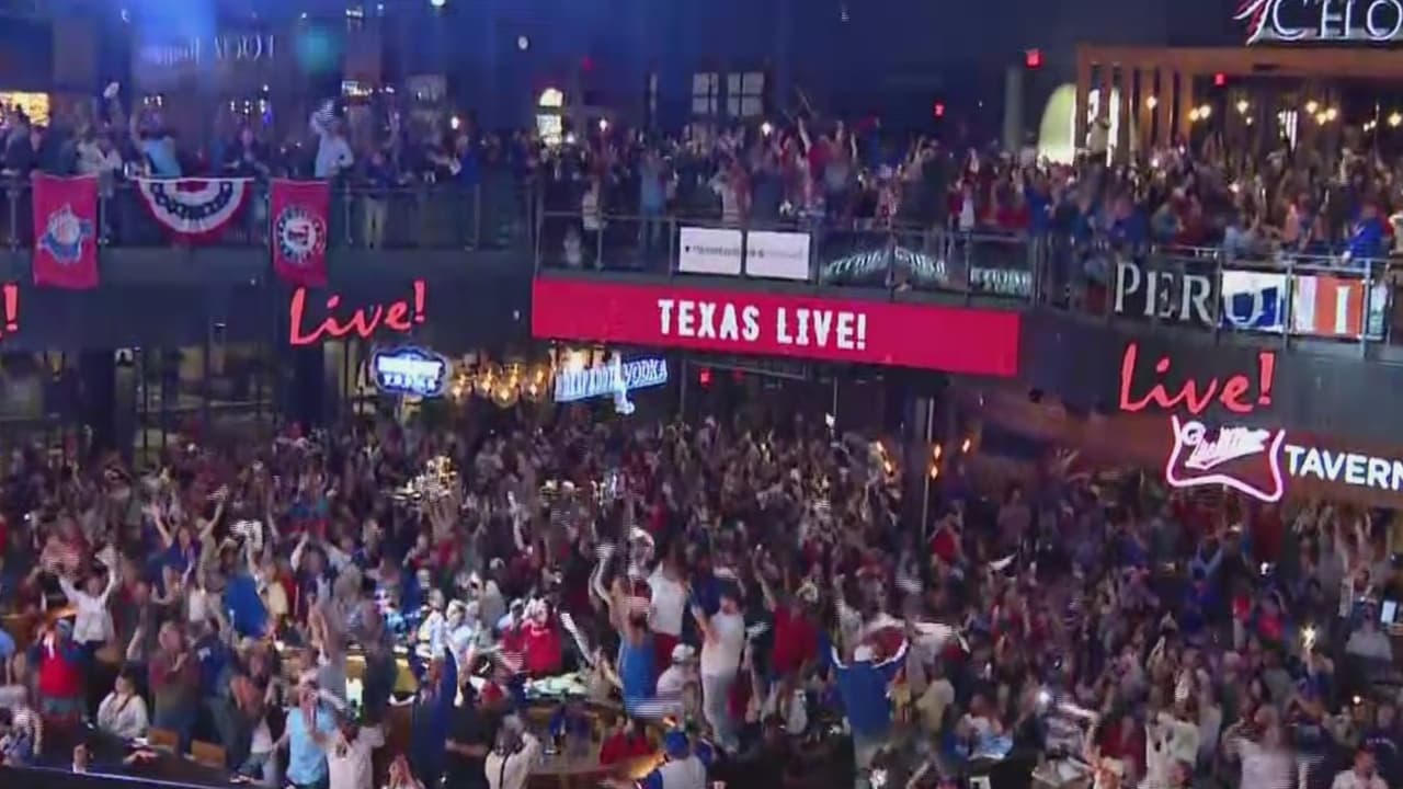 La novena texana blanqueó en el juego de este miércoles 5-0 a Arizona Diamondbacks y por global de 4-1 se consagró por primera vez campeón de la Serie Mundial de béisbol en el Chase Field de Phoenix, Arizona.