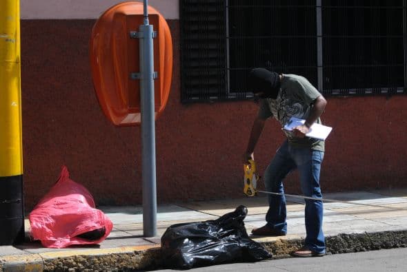 Un promedio de 286 personas mueren cada mes en el país, que suman 3,432 al año debido a las acciones de la violencia, dijo en rueda de prensa el Comisionado Nacional de Derechos Humanos (Conadeh), Ramón Custodio. Las víctimas son jóvenes en su mayoría, detalló.
