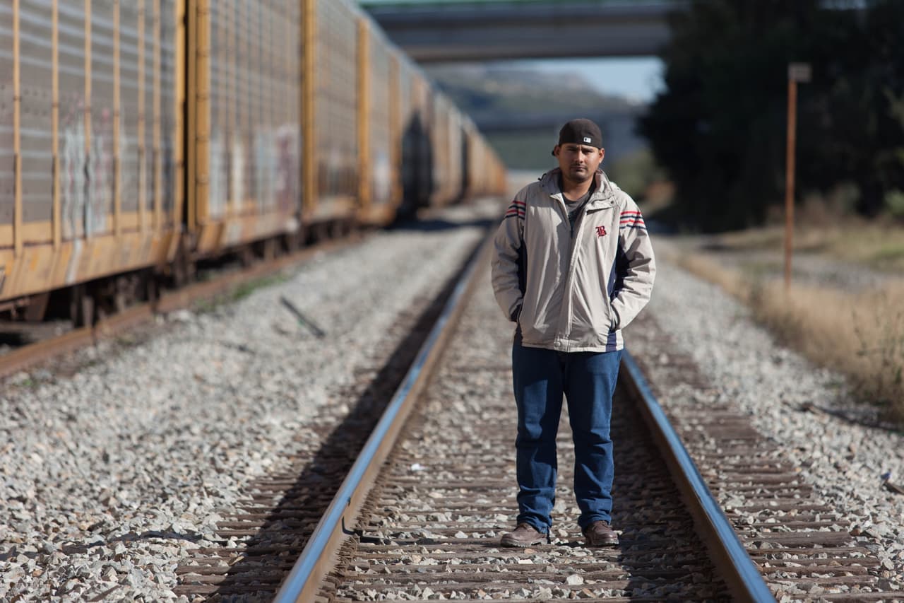 Carlos camina por las vías del tren que va rumbo a Nuevo Laredo, donde 10 años atrás terminó su viaje desde Honduras.