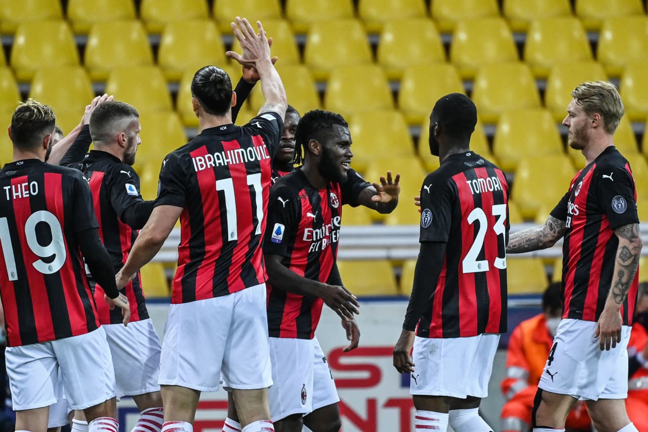 Zlatan es expulsado, pero Milan sigue siendo sublíder