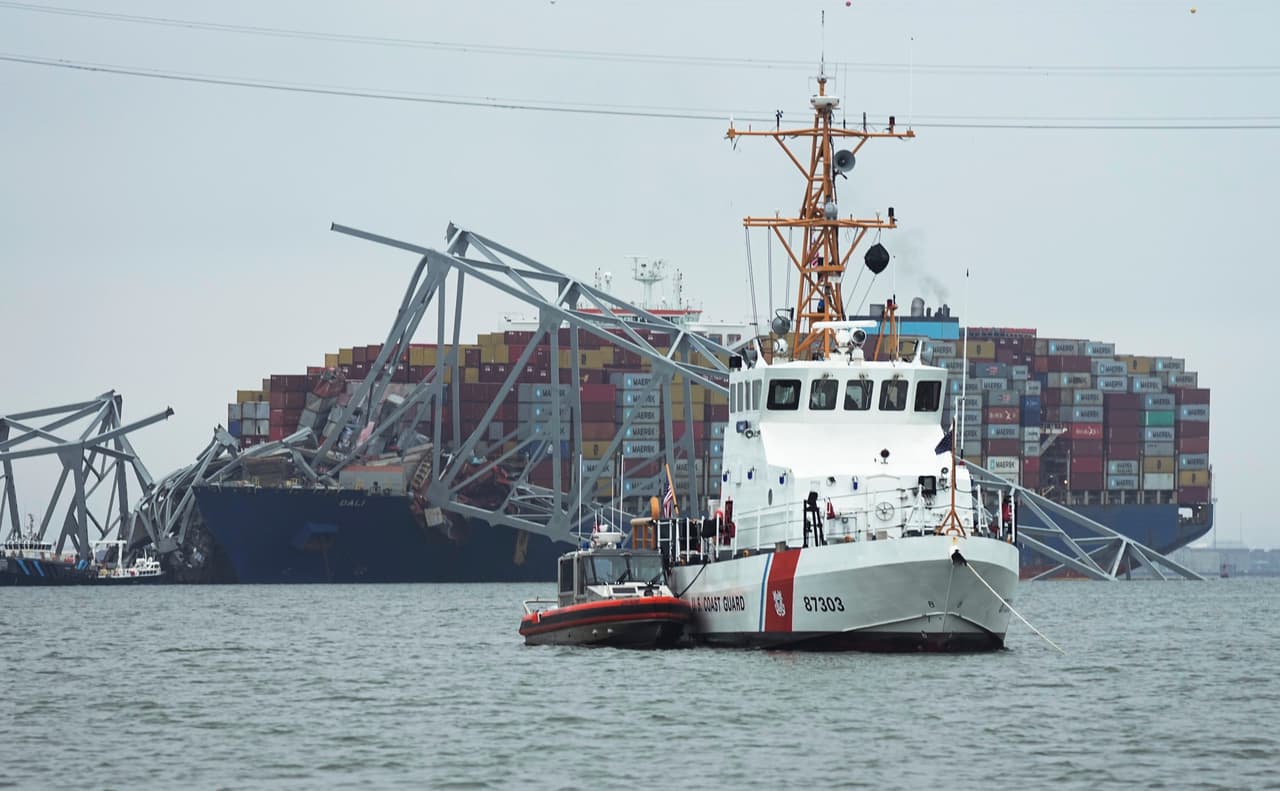 El miércoles 27 de marzo se dio a conocer la noticia: fueron recuperados dos cuerpos de las aguas, dentro de una camioneta roja. Se trataba del 
<b><a href="https://www.univision.com/local/washington-dc-wfdc/recuperan-dos-cuerpos-colapso-puente-francis-scott-key" target="_blank">mexicano Alejandro Hernández y del guatemalteco Dorlian Castillo</a></b>.