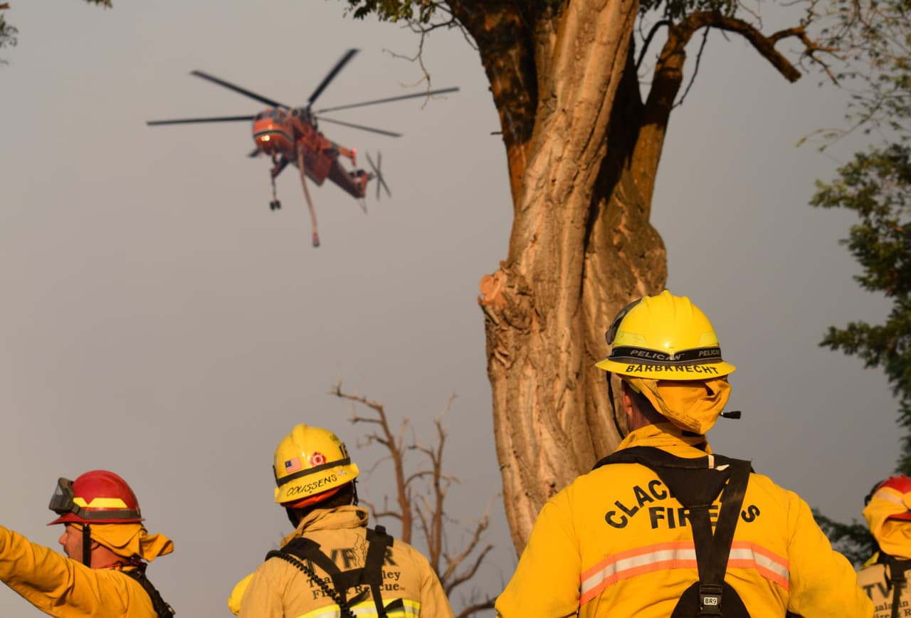 Los incendios en la costa oeste queman miles de acres en California, Oregon y Washington. En el estado dorado, los 29 incendios activos no dan tregua a los 14 mil bomberos que trabajan en el combate de las llamas.