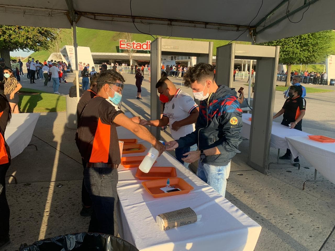 Los afortunados aficionados que consiguieron boleto para el partido más esperado de la temporada regular, comienzan a tomar sus lugares en el Estadio Akron a minutos del pitazo inicial.