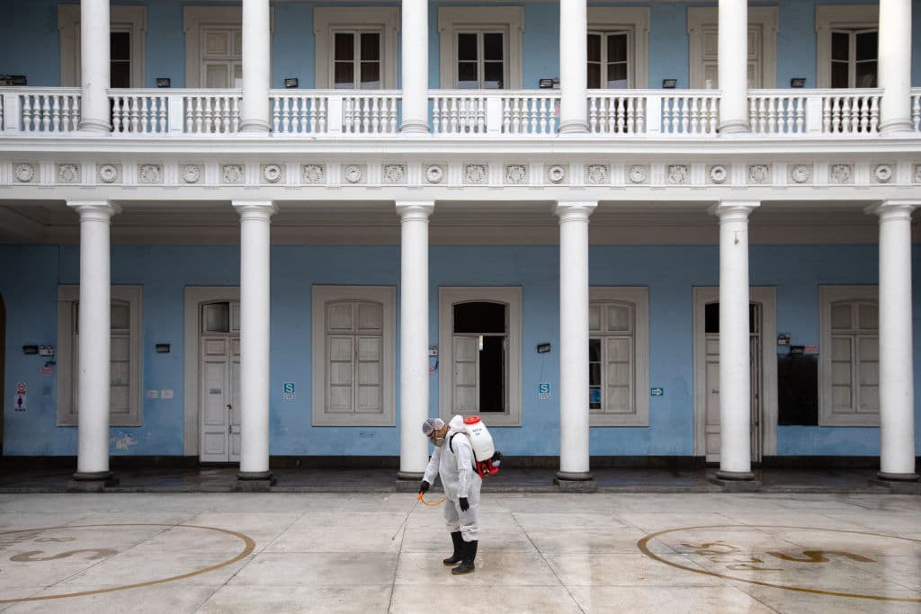 Un trabajador de limpieza desinfecta un colegio que será utilizado como centro de votación en Lima, Perú. Los peruanos votarán el domingo 11 en medio de un aumento de casos de covid-19 y muertes para elegir al sucesor del presidente interino Francisco Sagasti.
