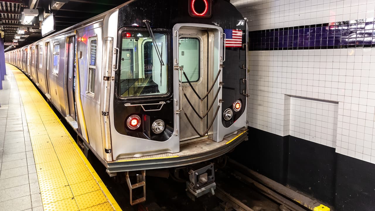 Hombre empuja a mujer a vías del metro y agrede a otras dos en Brooklyn