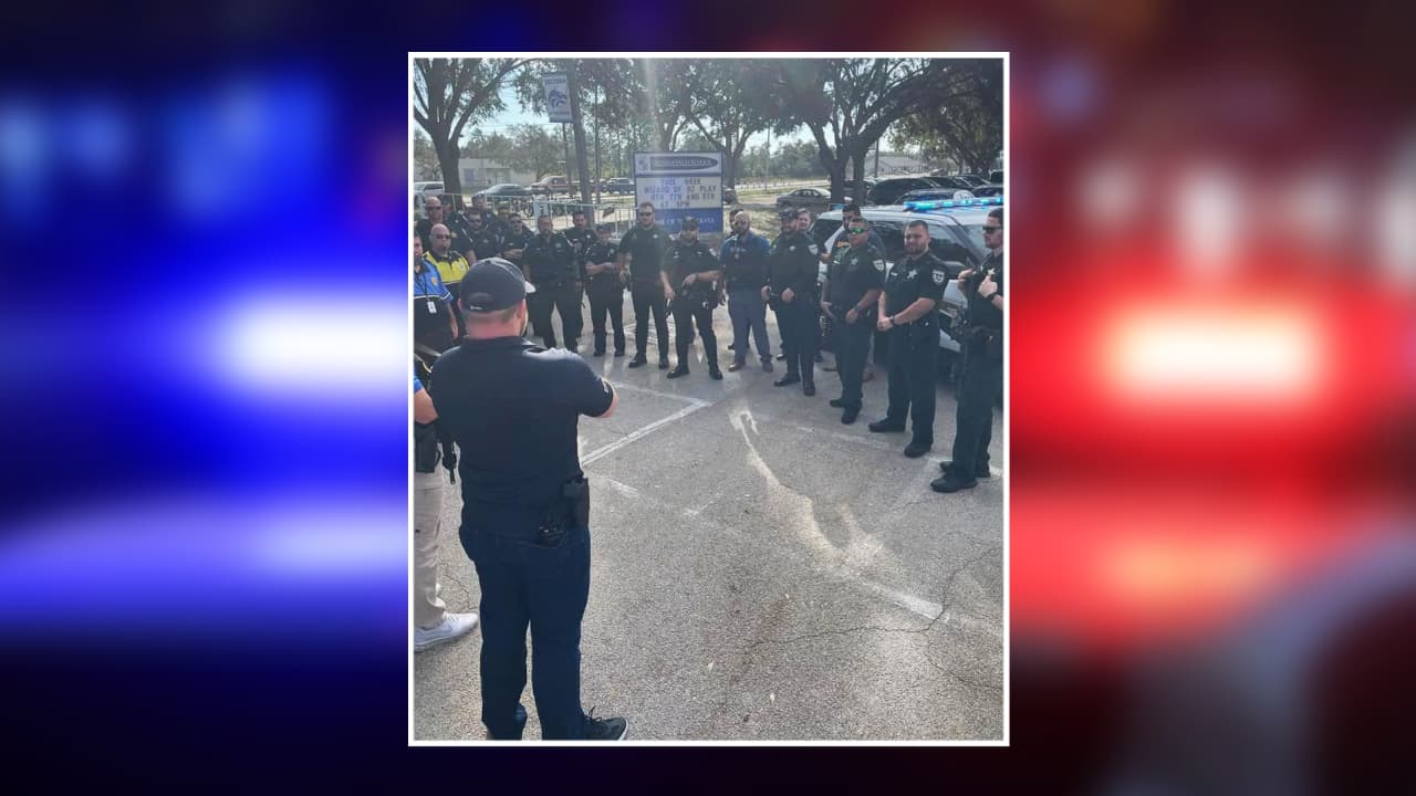 Agentes del condado Volusia en la escuela secundaria de Deltona.