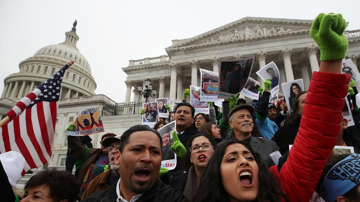 Corte federal le ordena al gobierno que acepte nuevas solicitudes de DACA