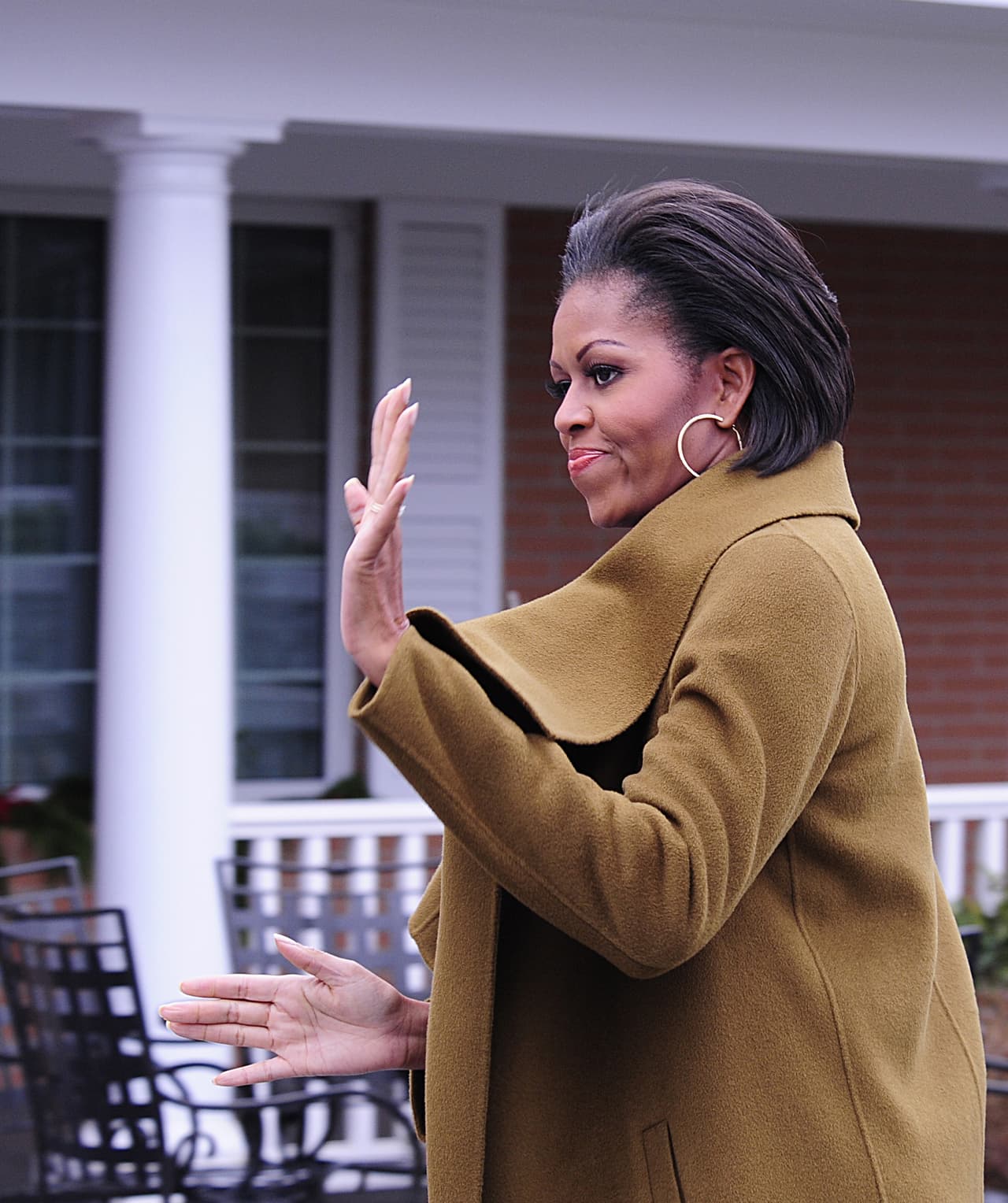 En 2010 usó el pelo
<b>peinado para atrás, lacio y del largo que tanto le acomoda</b>. A pesar de que constantemente lo somete al calor de las herramientas de estilizado
<b>su pelo se ve luminoso</b>. El
<a href="http://www.dailymail.co.uk/femail/article-2724388/The-secret-Michelle-Obamas-perfect-waves-First-Ladys-stylist-reveals-100-natural-just-uses-conditioner-hair-tie.html">estilista de la primera dama confirmó</a> la importancia que tiene el uso de excelentes productos para el pelo.