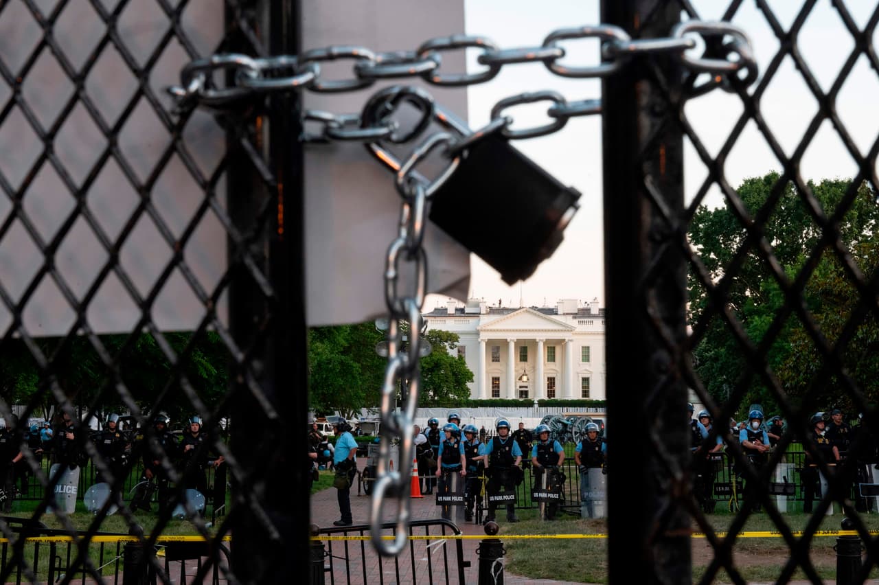El Servicio Secreto amplió la barrera a otras calles y desplegó nuevas vallas de rejillas negras, así como bloques de cemento gris. En la fotografía la valla encadenada frente a la Casa Blanca el 1 de junio.