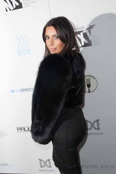 Tensión entre las medias hermanas Kardashian y Jenner y todo por el triunfo de la más joven en el mundo de la moda. Mientras Kim presume su voluptuosidad y ha dado de qué hablar, por no tener nada de qué hablar, su media hermana es aclamada en las pasarelas. La portada en Vogue le fue ofrecidad a Kendall por méritos propios, mientras Kim la consiguió con la ayuda de Kanye. Aquí te traemos a las dos para que nos digas ¿A quién prefieres entre Kim Kardashian y Kendall Jenner?.