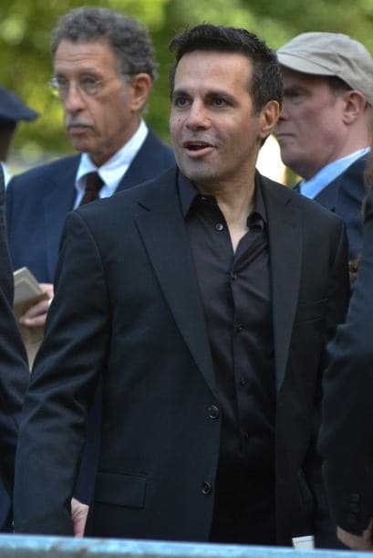 Aquí Mario Cantone.