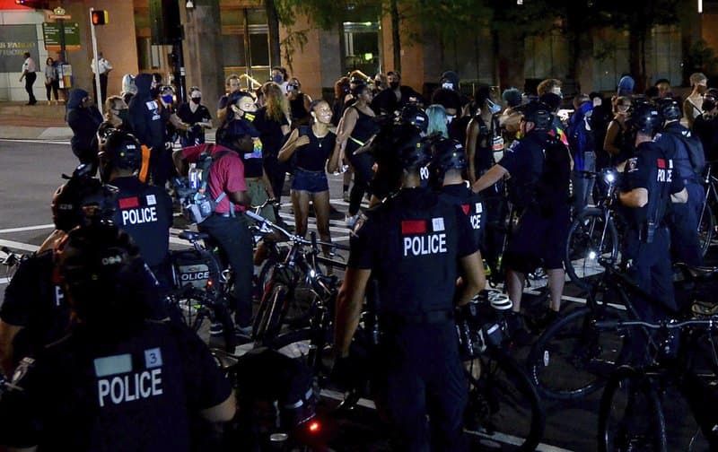 La policía utilizó bicicletas para impedir que los manifestantes se reunieran el sábado por la noche cerca del Centro de Convenciones de Charlotte, el sitio de la convención. El Servicio Secreto estableció un perímetro, 
<b><a href="https://apnews.com/22cd17c21979dd71a38c81d322f7a711" target="_blank">reportó The Associated Press</a></b>.