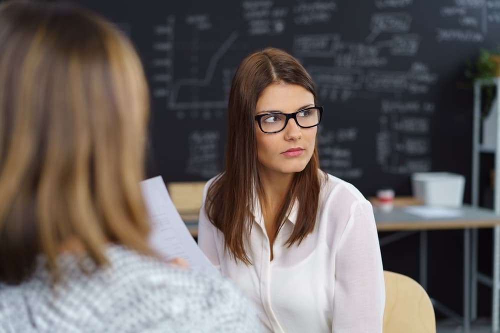 Si quién está participando de la plática se percata inmediatamente cambiará el sujeto de la misma y notará como su interlocutor se relaja y distiendo, pero ya sabrás qué le incomoda, y hasta descubrirás por qué.