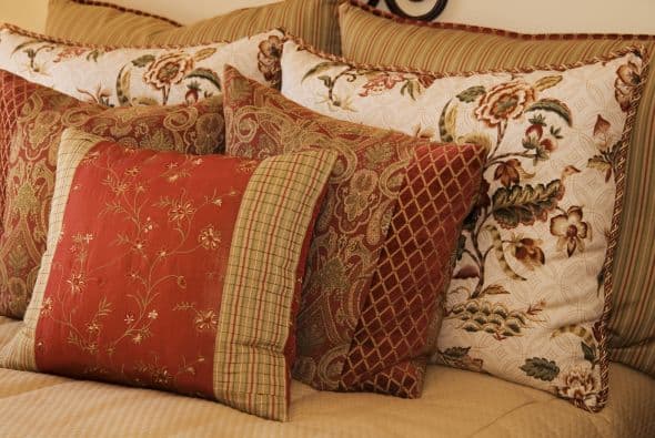 No descartes las flores. Podrías asumir que tu chico jamás aceptaría una estampa floral en su habitación. Pero, ¡podrías llevarte una sorpresa!