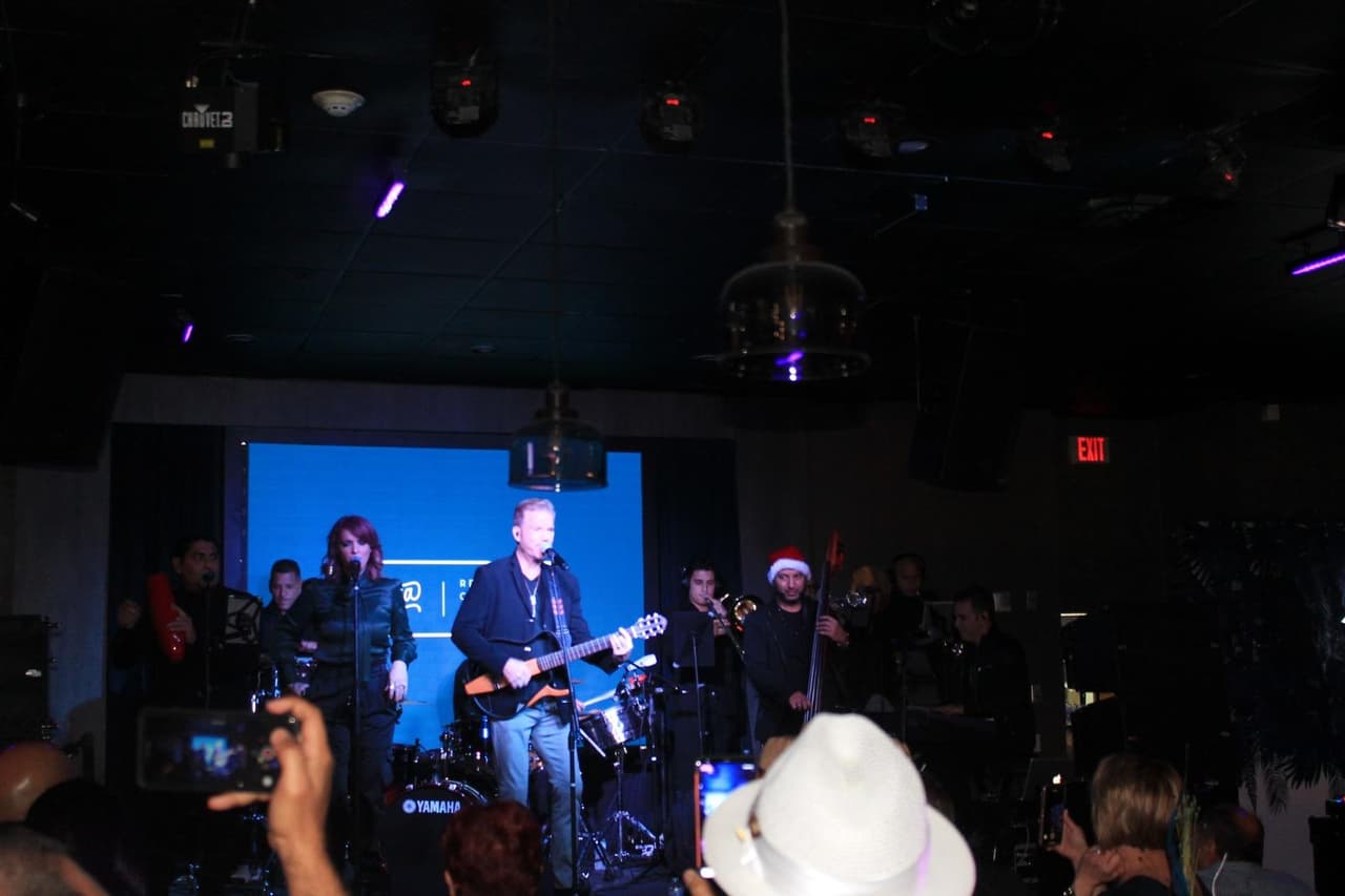 En el corazón de Miami Dade, en la 24 St. y 88 avenida, acaba de abrir
<b> La Mesa, </b>más que un restaurante una plataforma musical que músicos famosos como 
<b>Willy Chirino visitan con frecuenca. </b>