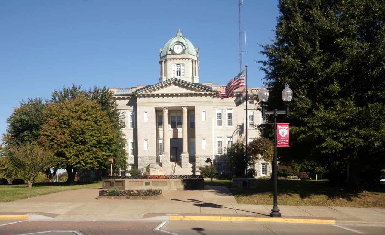 <h3 class="cms-H3-H3">7. Cape Girardeau, Missouri-Illinois</h3>
<br>
<br>💵
<b>Tasa de pobreza concentrada: </b>28.9%
<br>
<br>💵
<b> Tasa de pobreza en general: </b>16.3%
<br>
<br>💵
<b> Barrios en extrema pobreza: </b>4 de 25.
<br>
<br>💵
<b>Ingreso promedio por hogar: </b>$32,882 en barrios pobres, $70,861 en el resto.
<br>