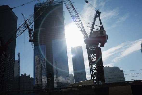 La zona cero tardó algunos años en ser reconstruida luego de que existieran discrepancias entre la Autoridad Portuaria y el promotor inmobiliario Larry Silverstein, quien alquiló el lugar por 99 años seis semanas antes de los ataques.