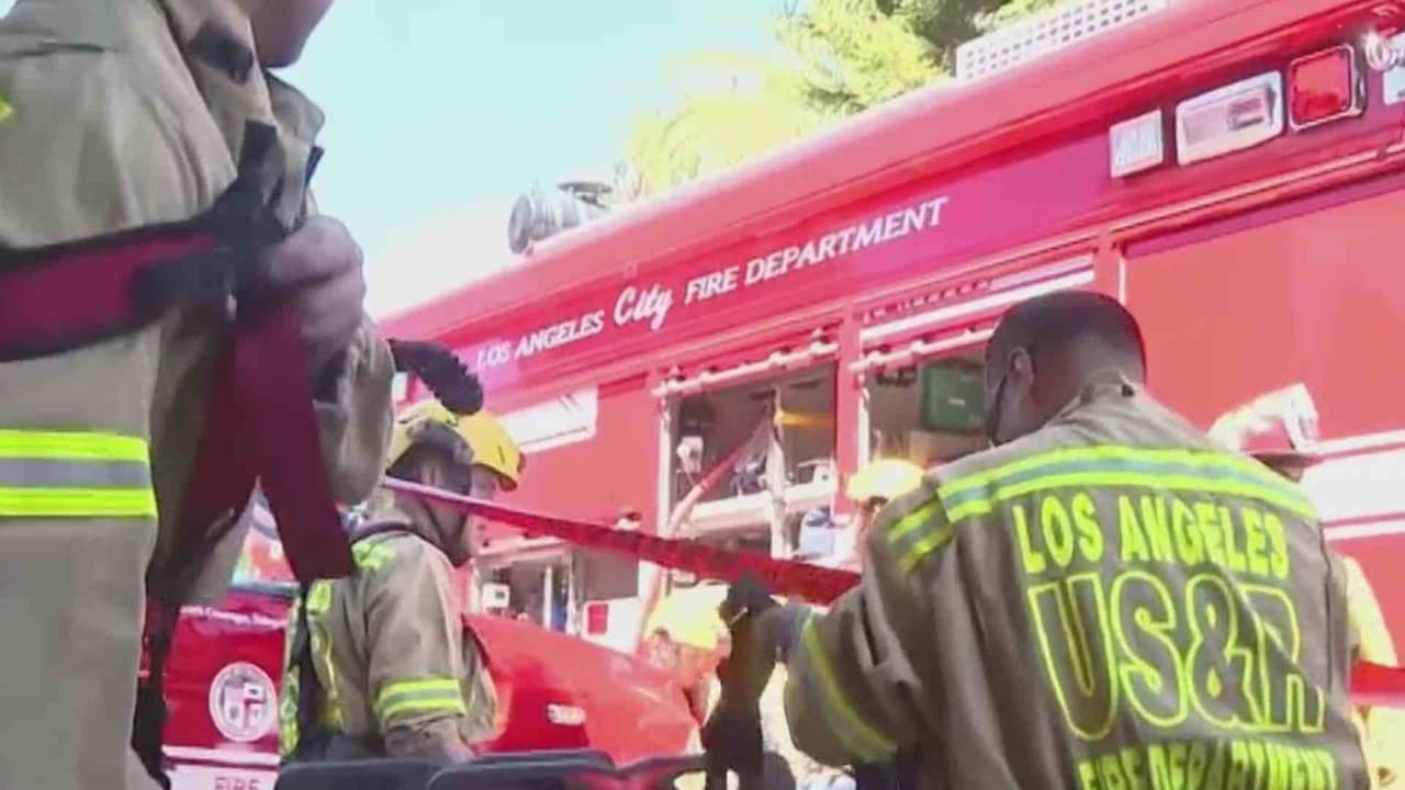 Así fue el peligroso rescate de un trabajador de la construcción que quedó sepultado bajo tierra