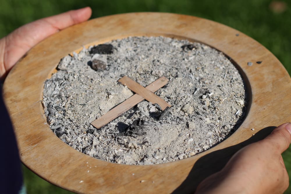 Este día y con el inicio de la Cuaresma la Iglesia también invita no sólo a la oración sino sobre todo a un examen de conciencia en el que la gente debe revisar sus actos, reconocer su pecados y acercarse con la mente pura y arrepentida a querer una mejor relación con Dios.