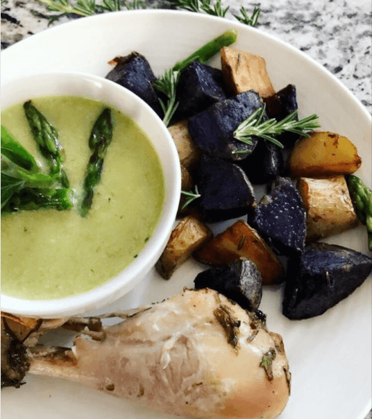 Otro ejemplo de la bella presentación de los platillos del Reto 28 es esta foto de la crema de espárragos con el pollo al horno.