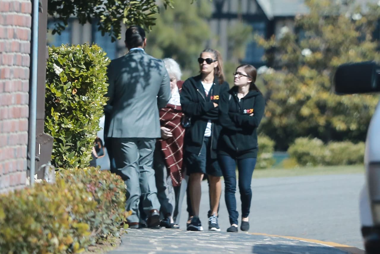 La familia llegó al lugar donde fueron cremados los restos de Carlos luciendo serena.