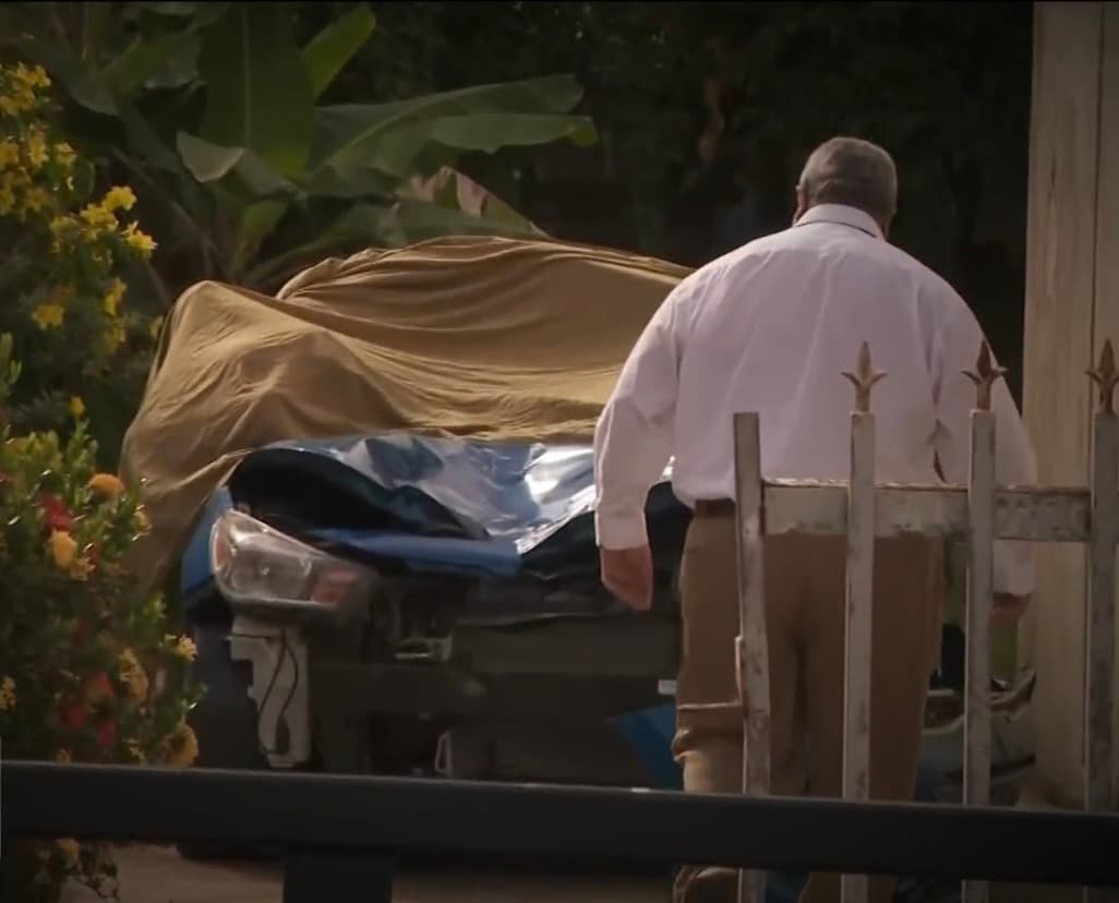 Al salir a la calle, la mujer vio el torso de Pedro Vázquez Rubert, de 62 años, y sintió que su vida se desvanecía mientras escuchaba a su hijo, de tan solo 27 años, sumirse en la culpa. 
<br>