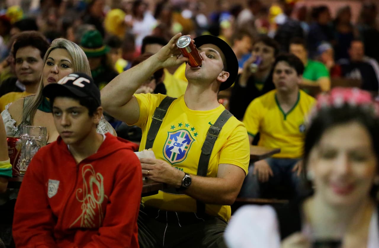 Para la Copa del Mundo de Brasil 2014, el gobierno de Brasil tuvo que permitir la venta y consumo de alcohol en sus estadios, ya que desde el 2003 estaba prohibido.