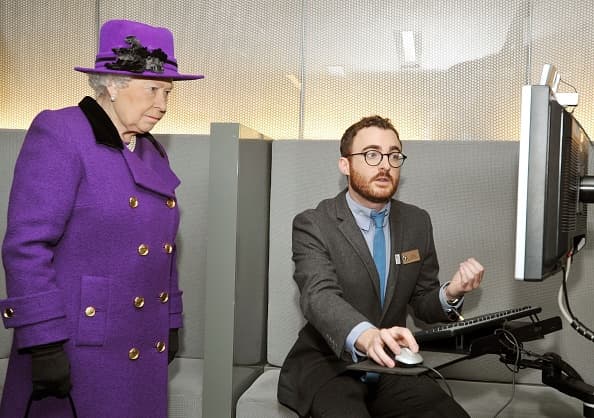 Además, el 23 de enero de 2018, el palacio emitió una vacante pues la reina Isabel II estaba buscando a un 
<b><a href="https://www.univision.com/entretenimiento/pagan-mal-pero-la-reina-isabel-ii-necesita-joven-asistente-para-sus-redes-sociales-antes-de-la-boda-del-ano" target="_blank">asistente de comunicaciones</a></b>. Para dicho puesto se ofrecieron 30 mil 789 dólares al año.Seguramente muchos de los aplicantes apuestan al prestigio de tener en su curriculum que trabajaron para la reina, en lugar de los discretos salarios que ofrece el palacio de Buckingham para estas posiciones.