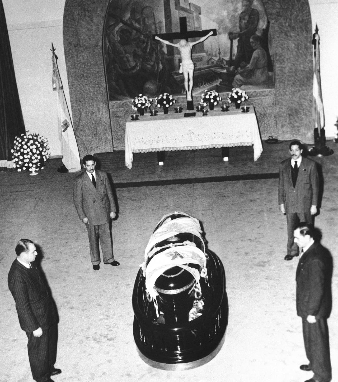 <b>Eva murió el 26 de julio de 1952. Perón ordenó que su cuerpo fuera preservado, 'embalsamado'.</b> 
<b>Para ello contrató al doctor español Pedro Ara.</b>
<br>
<br>El plan era que finalmente sea depositada, incorruptible, en un gran monumento en Buenos Aires que no dio tiempo a construir.