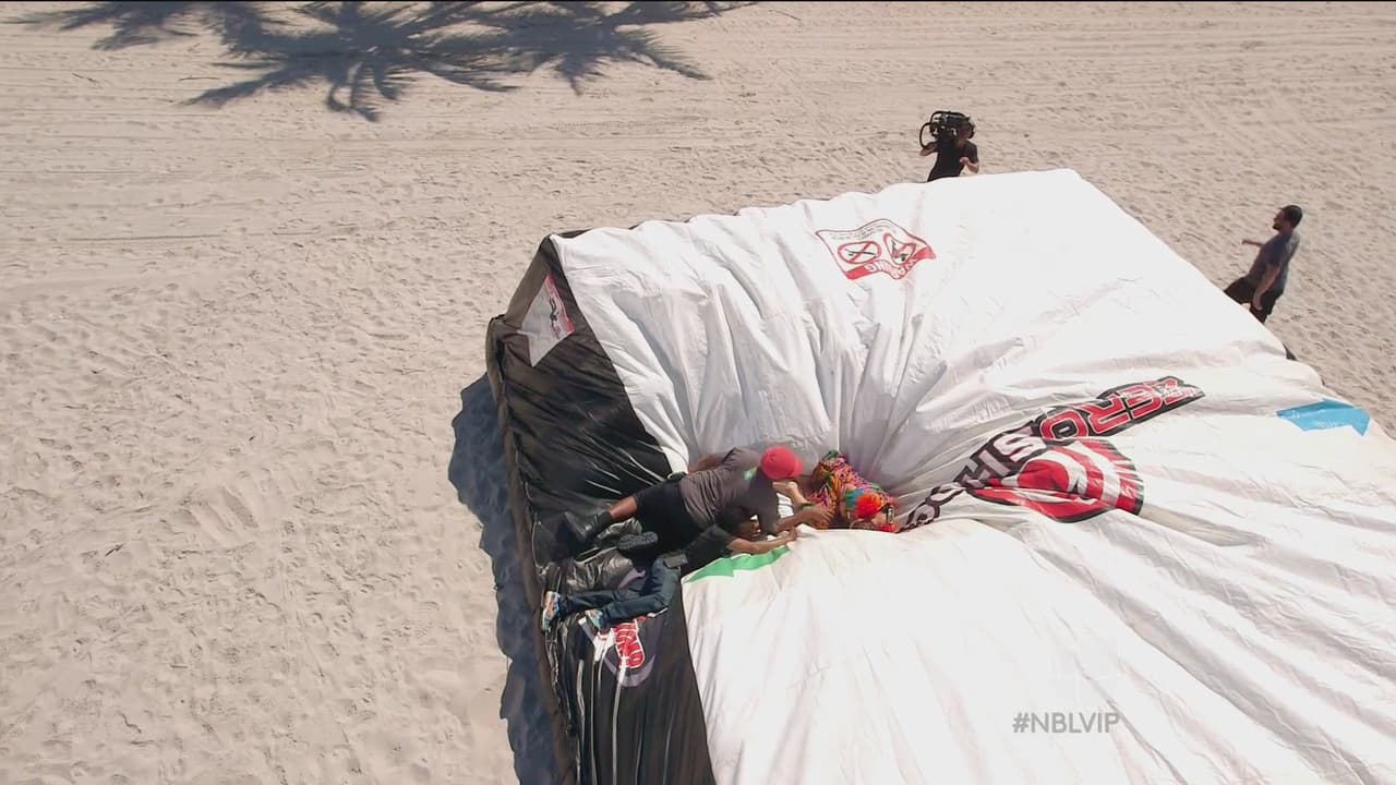 Cayó sobre su brazo y tuvieron que correr en su ayuda.