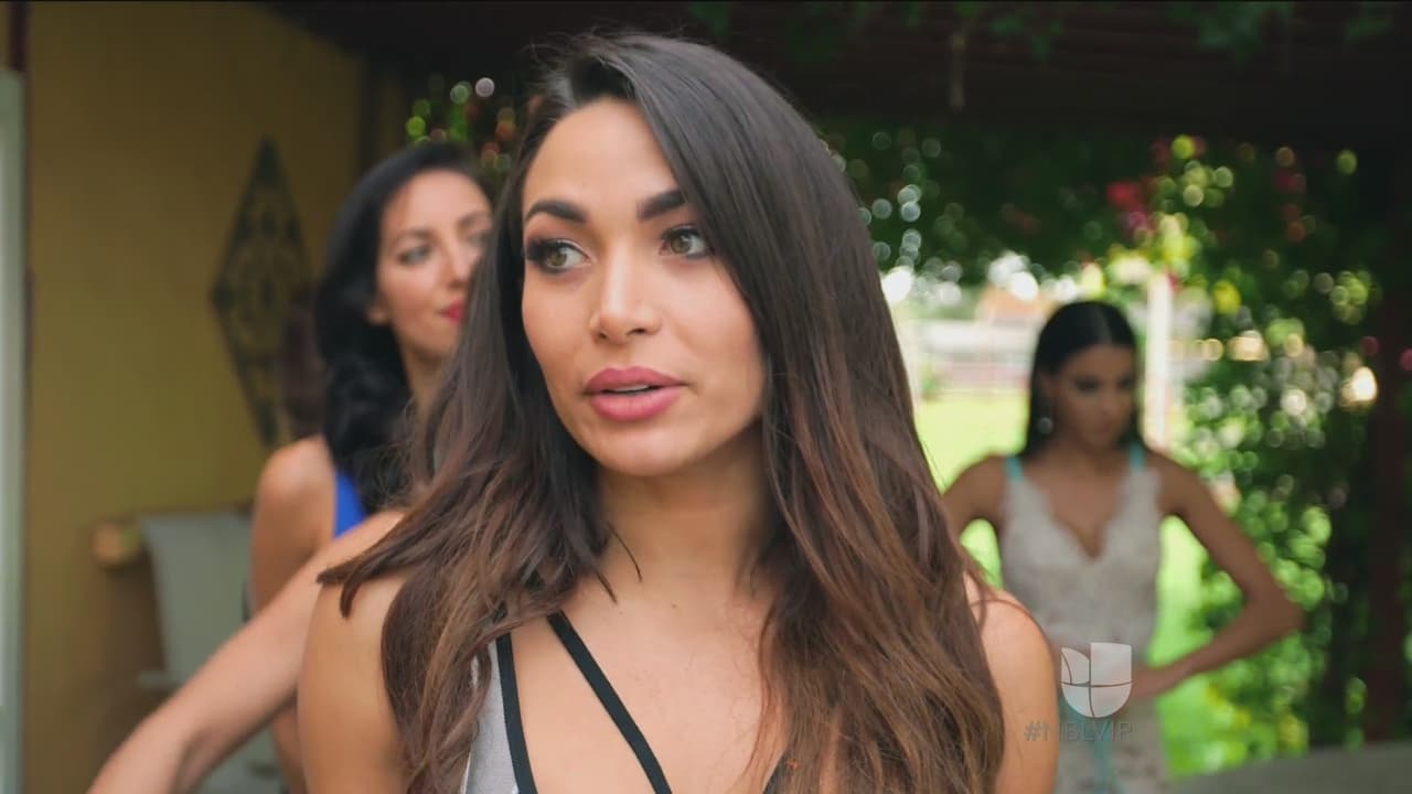 Mientras esperan su turno, Lisandra se queja por la falta de comodidades.