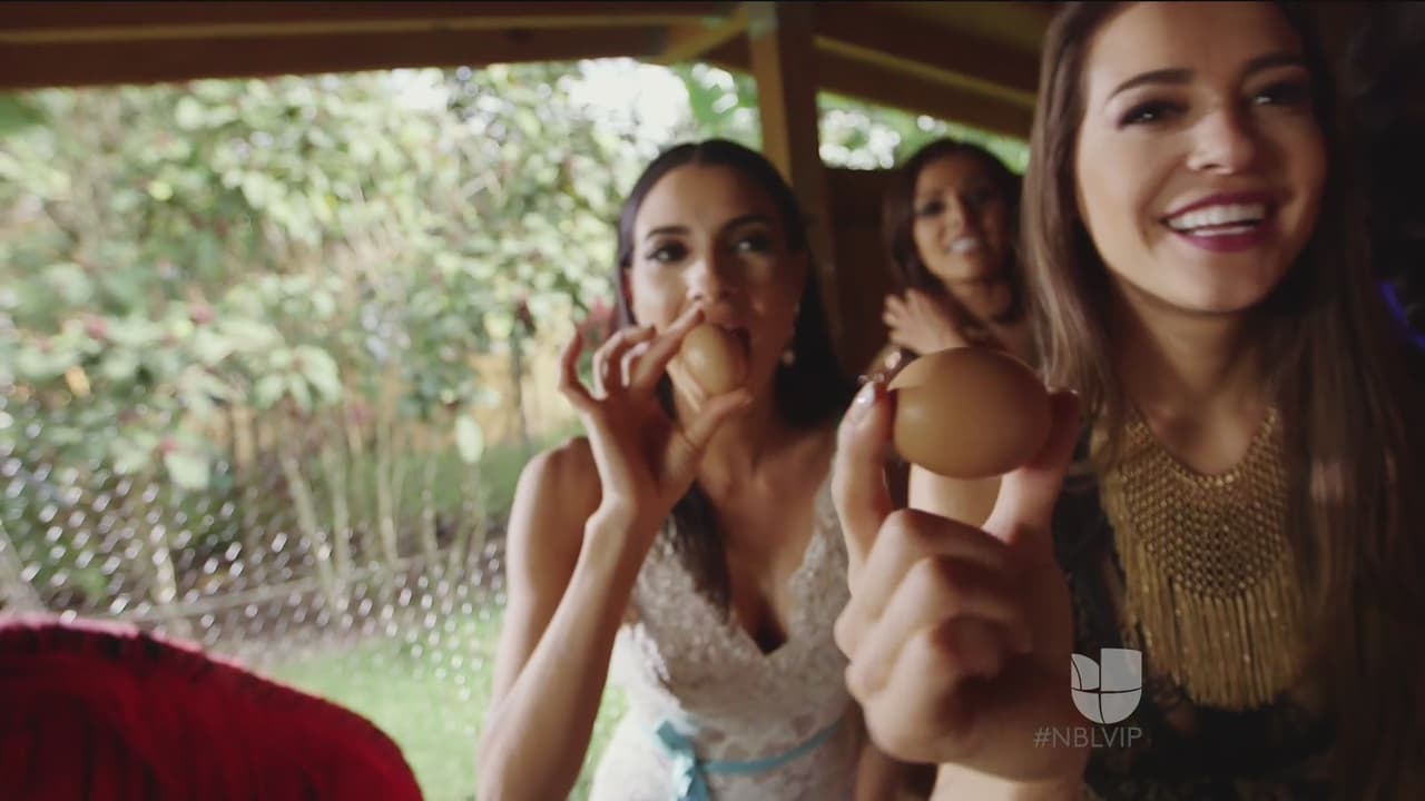 Patricia y Anna toman unos huevos.