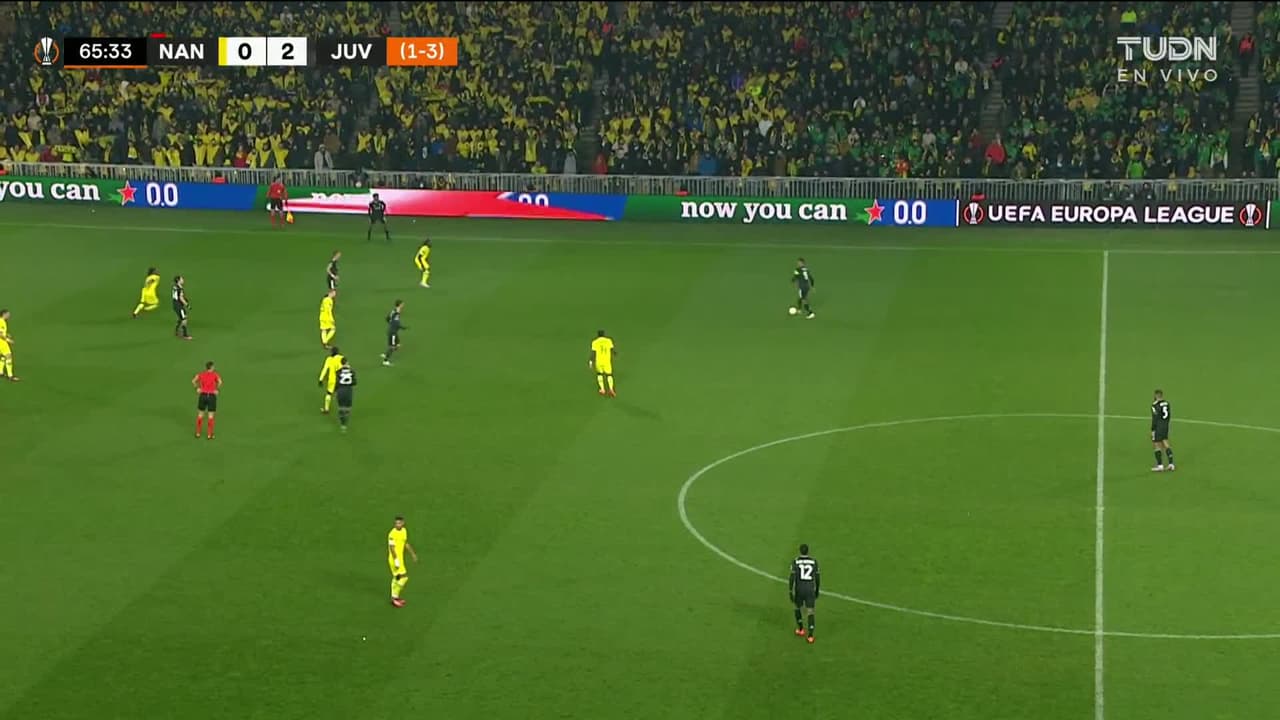 ¡TIRO ATAJADO! disparo por Juan Cuadrado.