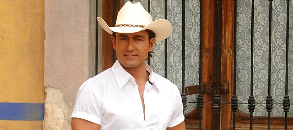 Sus facciones son más maduras y eso lo hace simplemente irresistible.